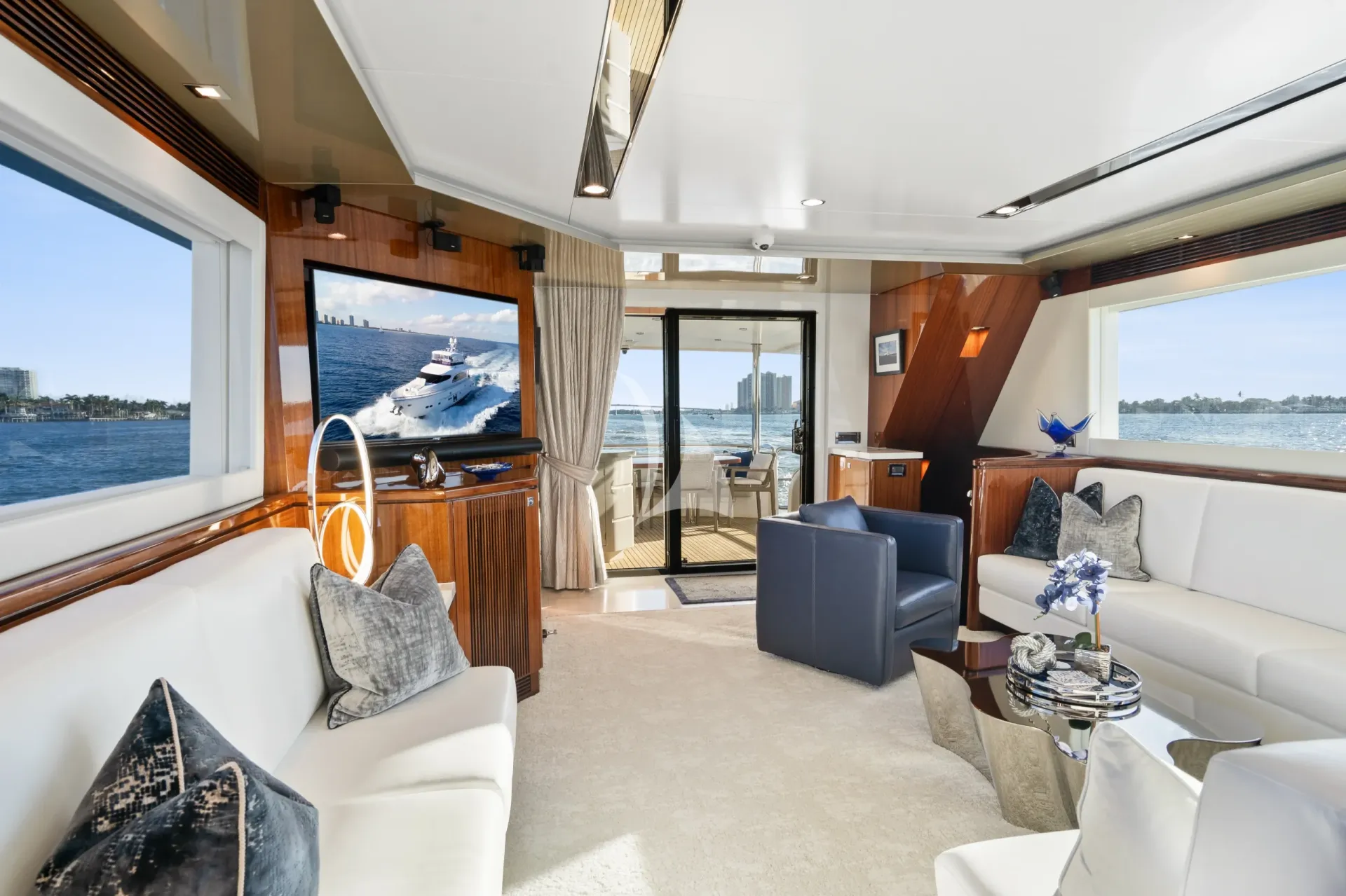 PILOT LOUNGE, photograph 7